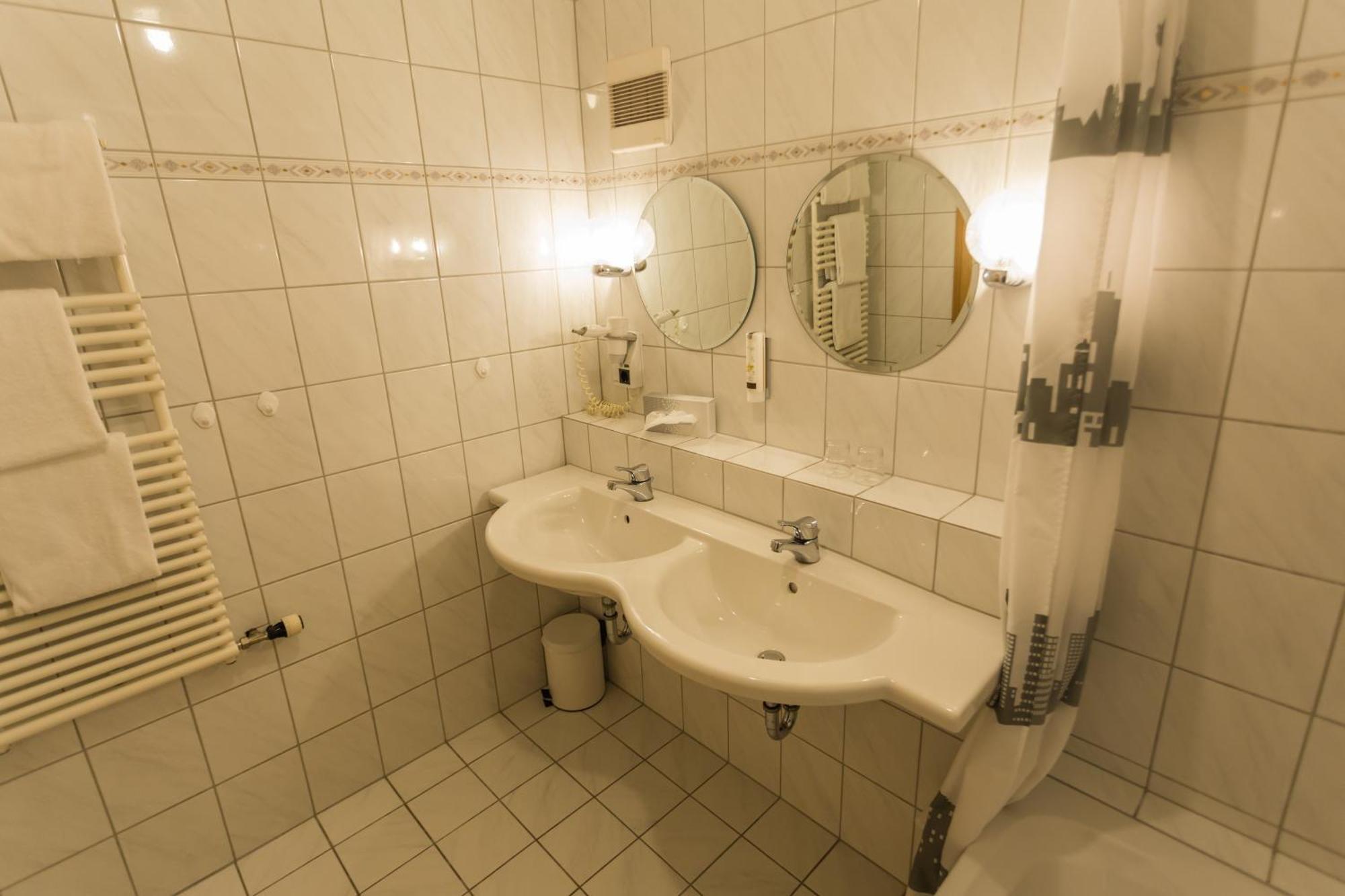Hotel Loewen Randersacker Habitación foto